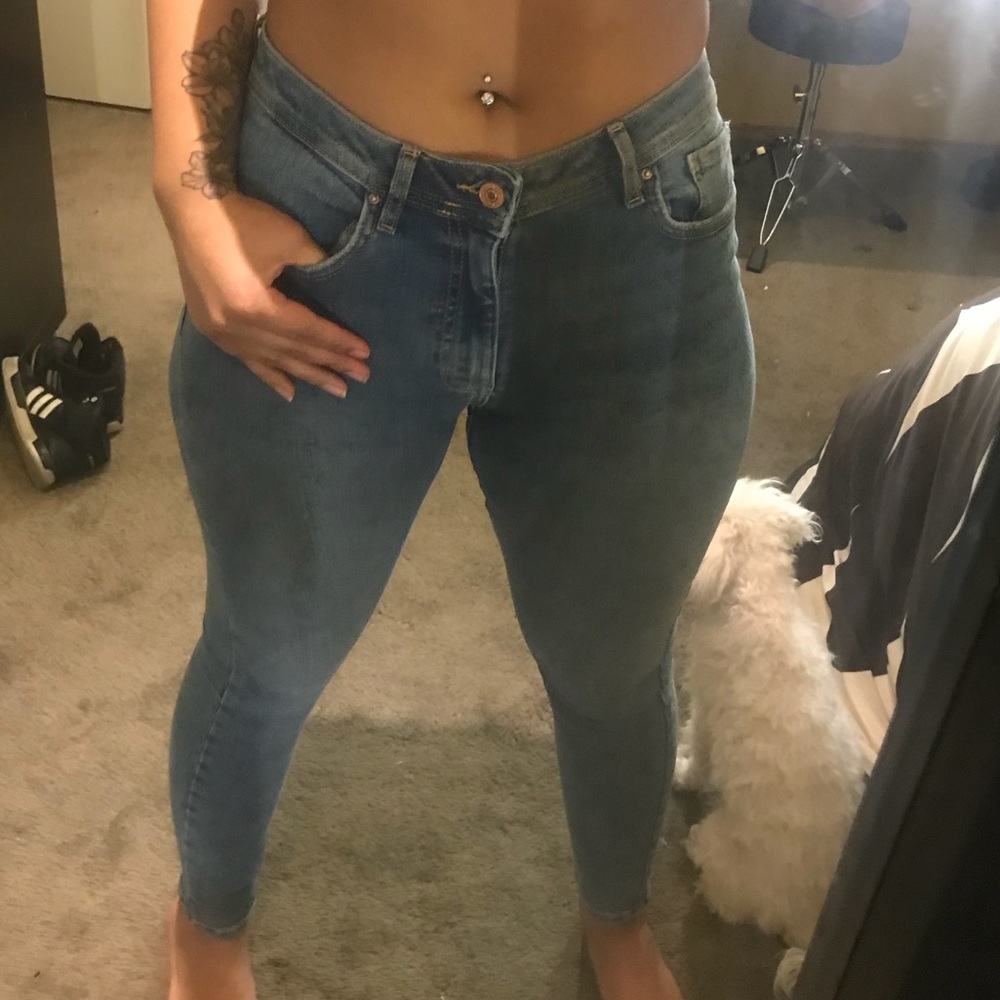 Light wash lift up Booty skinny Jeans